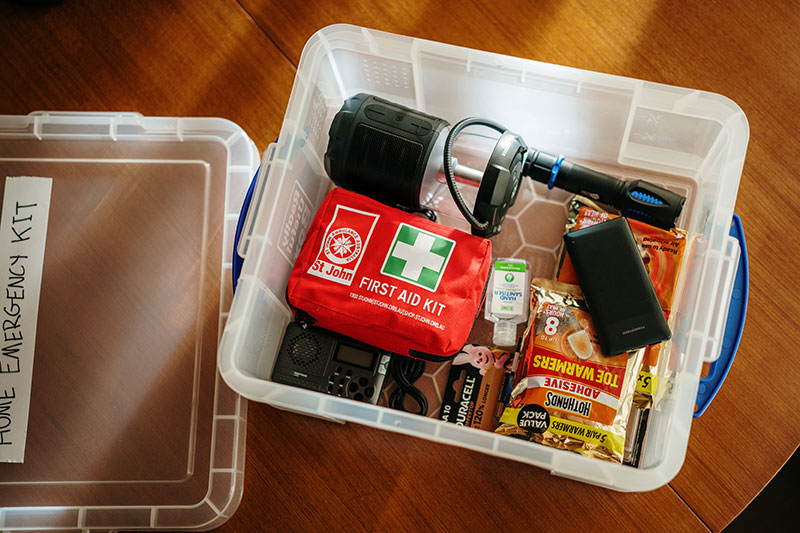 A power outage home emergency kit